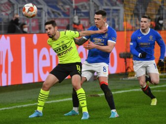 Hat sich mit dem Coronavirus infiziert: Dortmunds Raphael Guerreiro (l). Hat sich mit dem Coronavirus infiziert: Dortmunds Raphael Guerreiro (l).