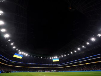 «Football Stands Together» steht auf der Anzeigetafel im Stadion der Tottenham Hotspur. «Football Stands Together» steht auf der Anzeigetafel im Stadion der Tottenham Hotspur.