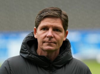 Frankfurts Trainer Oliver Glasner muss mit seinem Team bei Betis Sevilla antreten. Frankfurts Trainer Oliver Glasner muss mit seinem Team bei Betis Sevilla antreten.