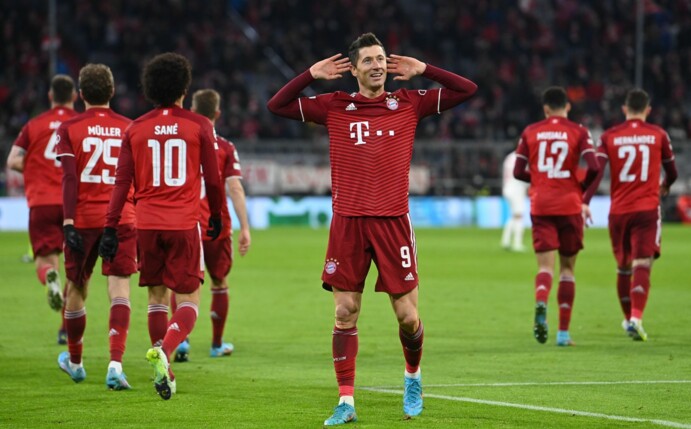 Münchens Robert Lewandowski bejubelt bejubelt sein Tor zum 3:0.