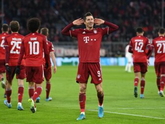 Münchens Robert Lewandowski bejubelt bejubelt sein Tor zum 3:0. Münchens Robert Lewandowski bejubelt bejubelt sein Tor zum 3:0.