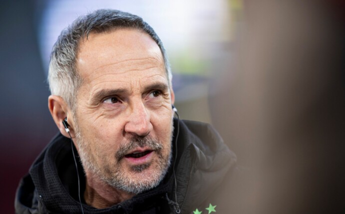Mönchengladbachs Trainer Adi Hütter ist positiv auf das Coronavirus getestet worden.