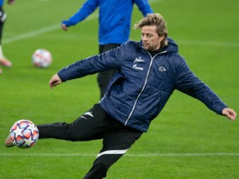 Zenit St. Petersburgs Co-Trainer, Anatolij Tymoschtschuk, hat sich bisher nicht zum russischen Angriffskrieg distanziert. Zenit St. Petersburgs Co-Trainer, Anatolij Tymoschtschuk, hat sich bisher nicht zum russischen Angriffskrieg distanziert.