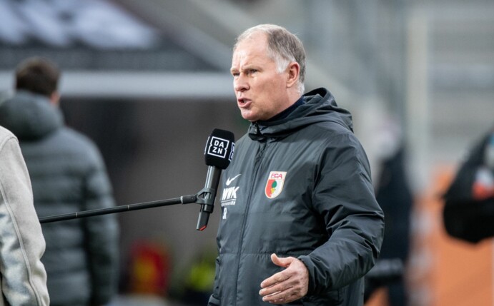 Augsburgs Stefan Reuter geht von der aktuellen Ansetzung des Spiels gegen Mainz aus.