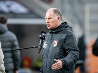 Augsburgs Stefan Reuter geht von der aktuellen Ansetzung des Spiels gegen Mainz aus. Augsburgs Stefan Reuter geht von der aktuellen Ansetzung des Spiels gegen Mainz aus.