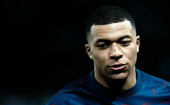Paris Stürmer Kylian Mbappe wärmt sich vor dem Spiel auf.