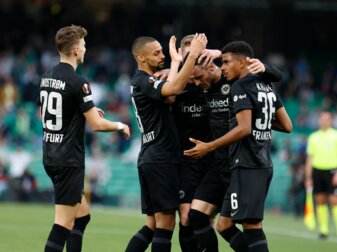 Spieler von Frankfurt feiern den Torschützen Kostic. Spieler von Frankfurt feiern den Torschützen Kostic.