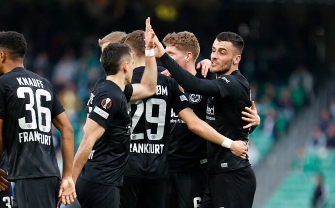 Filip Kostic von der Eintracht (r) jubelt nach seinem Treffer zum 1:0.