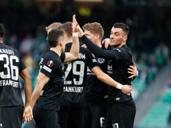 Filip Kostic von der Eintracht (r) jubelt nach seinem Treffer zum 1:0. Filip Kostic von der Eintracht (r) jubelt nach seinem Treffer zum 1:0.