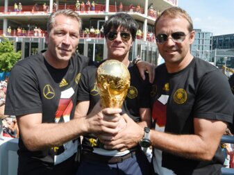 Andreas Köpke, Joachim Löw und Hansi Flick feiern den WM-Titel 2014. Andreas Köpke, Joachim Löw und Hansi Flick feiern den WM-Titel 2014.