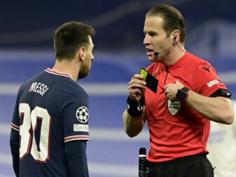 Danny Makkelie in Bedrängnis der PSG-Offiziere Danny Makkelie in Bedrängnis der PSG-Offiziere