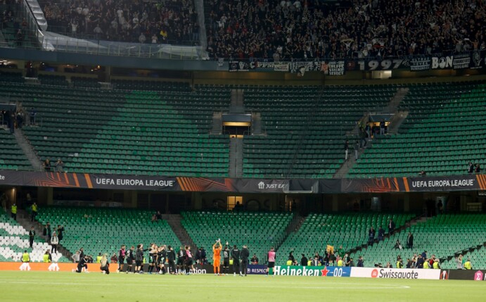 Die Eintracht-Spieler bedanken sich nach dem Sieg in Sevilla bei den mitgereisten Fans.