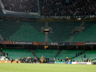 Die Eintracht-Spieler bedanken sich nach dem Sieg in Sevilla bei den mitgereisten Fans. Die Eintracht-Spieler bedanken sich nach dem Sieg in Sevilla bei den mitgereisten Fans.