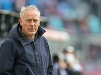 Freiburgs Trainer Christian Streich sagt, dass es wichtig sei, dass Menschen nicht aufgrund von Sprache oder Nation diffamiert werden. Freiburgs Trainer Christian Streich sagt, dass es wichtig sei, dass Menschen nicht aufgrund von Sprache oder Nation diffamiert werden.