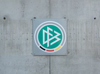 Das Logo des DFB an der Zentrale des Deutschen Fussball-Bundes.