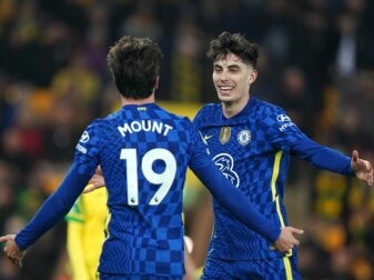 Kai Havertz (r) vom FC Chelsea jubelt über sein Tor zum 1:3 gegen Norwich City. Kai Havertz (r) vom FC Chelsea jubelt über sein Tor zum 1:3 gegen Norwich City.