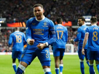 James Tavernier von den Glasgow Rangers jubelt über sein Tor zum 1:0 gegen Roter Stern Belgrad. James Tavernier von den Glasgow Rangers jubelt über sein Tor zum 1:0 gegen Roter Stern Belgrad.