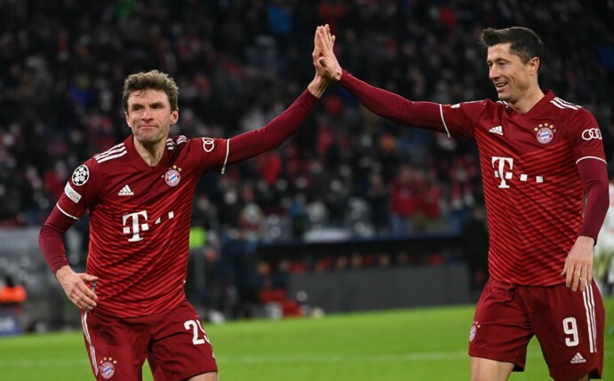 Münchens Thomas Müller (l) und Robert Lewandowski.