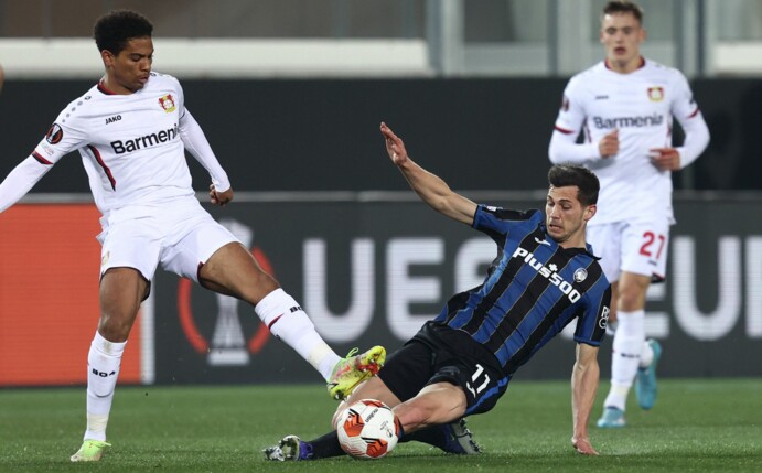 Remo Freuler (M.) von Atalanta Bergamo im Zweikampf mit dem Leverkusener Amine Adli (l).