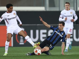 Remo Freuler (M.) von Atalanta Bergamo im Zweikampf mit dem Leverkusener Amine Adli (l). Remo Freuler (M.) von Atalanta Bergamo im Zweikampf mit dem Leverkusener Amine Adli (l).