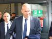 Real Madrids Trainer Zinedine Zidane (vorn) strahlt vor dem Spiel in Rom Zuversicht aus. Foto: Telenews