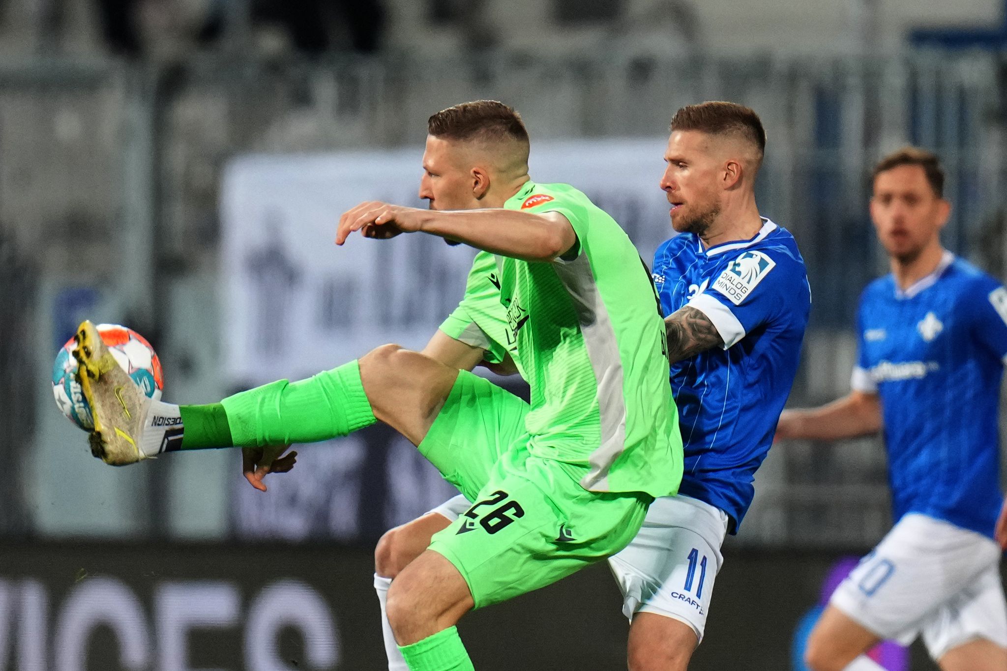 Sandhausens Janik Bachmann (l) kommt vor Darmstadts Tobias Kempe an den Ball.