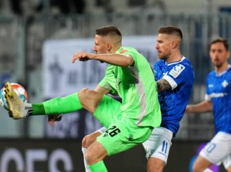 Sandhausens Janik Bachmann (l) kommt vor Darmstadts Tobias Kempe an den Ball. Sandhausens Janik Bachmann (l) kommt vor Darmstadts Tobias Kempe an den Ball.