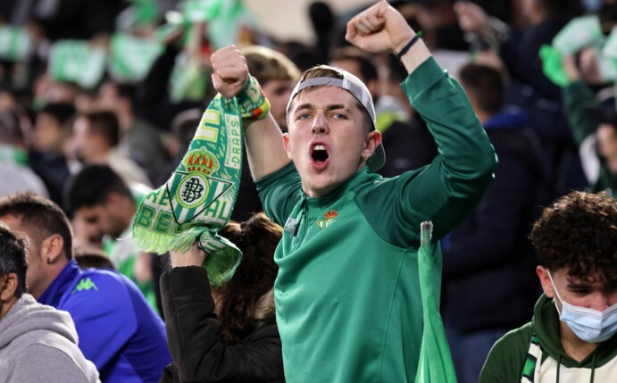 Ein Fan von Betis Sevilla jubelt während eines Spiels. Der Verein misst den CO2-Fußabdruck der Partie gegen Bilbao.