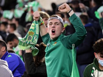 Ein Fan von Betis Sevilla jubelt während eines Spiels. Der Verein misst den CO2-Fußabdruck der Partie gegen Bilbao. Ein Fan von Betis Sevilla jubelt während eines Spiels. Der Verein misst den CO2-Fußabdruck der Partie gegen Bilbao.
