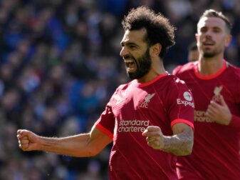 Liverpools Mohamed Salah (l) feiert sein Tor zum 0:2.