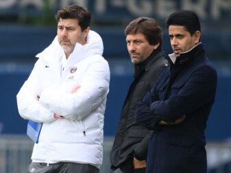 Die PSG-Ultras fordern Al-Khelaifis (r.) Rücktritt Die PSG-Ultras fordern Al-Khelaifis (r.) Rücktritt