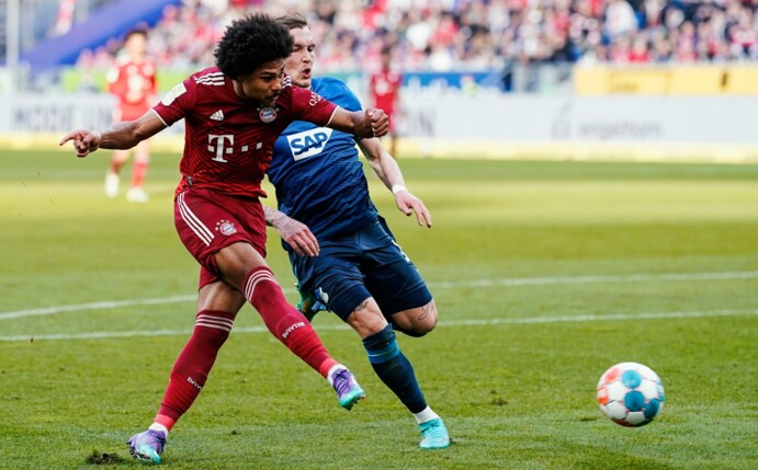 Hoffenheims David Raum (r) kann den Torschuss von Bayerns Serge Gnabry nicht verhindern.