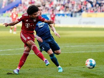 Hoffenheims David Raum (r) kann den Torschuss von Bayerns Serge Gnabry nicht verhindern. Hoffenheims David Raum (r) kann den Torschuss von Bayerns Serge Gnabry nicht verhindern.