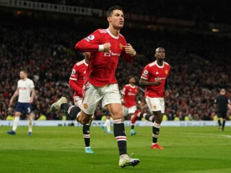 Cristiano Ronaldo hat mit 807 Toren den FIFA-Rekord für die meisten Tore der Fußballgeschichte geknackt. Cristiano Ronaldo hat mit 807 Toren den FIFA-Rekord für die meisten Tore der Fußballgeschichte geknackt.