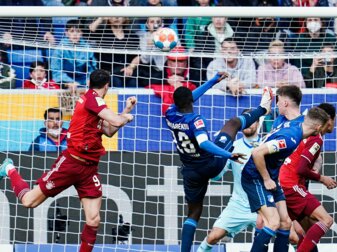 Münchens Robert Lewandowski (l) erzielte per Kopfball den Ausgleich. Münchens Robert Lewandowski (l) erzielte per Kopfball den Ausgleich.