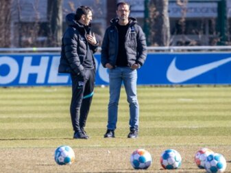 Fredi Bobic (r) hat für Sonntag eine Stellungnahme zur Zukunft von Tayfun Korkut angekündigt. Fredi Bobic (r) hat für Sonntag eine Stellungnahme zur Zukunft von Tayfun Korkut angekündigt.