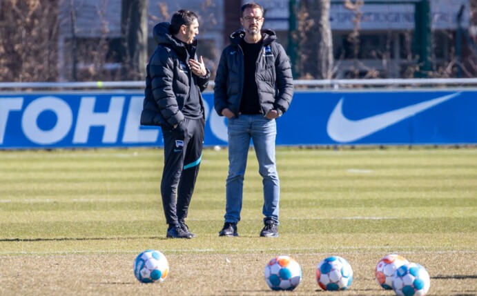 Fredi Bobic (r) hat für Sonntag eine Stellungnahme zur Zukunft von Tayfun Korkut angekündigt.