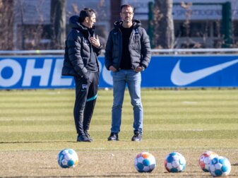 Fredi Bobic (r) hat für Sonntag eine Stellungnahme zur Zukunft von Tayfun Korkut angekündigt. Fredi Bobic (r) hat für Sonntag eine Stellungnahme zur Zukunft von Tayfun Korkut angekündigt.