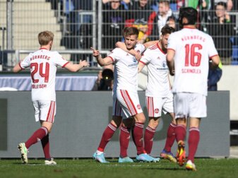 Die Nürnberger holten sich in Hannover einen Sieg. Die Nürnberger holten sich in Hannover einen Sieg.