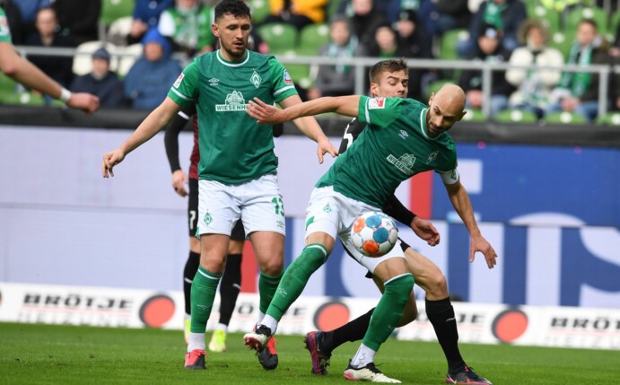 Werders Kapitän Ömer Toprak (r) fällt für mehrere Wochen wegen einer Muskel-Sehnen-Verletzung aus.