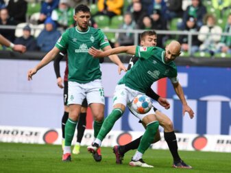 Werders Kapitän Ömer Toprak (r) fällt für mehrere Wochen wegen einer Muskel-Sehnen-Verletzung aus. Werders Kapitän Ömer Toprak (r) fällt für mehrere Wochen wegen einer Muskel-Sehnen-Verletzung aus.