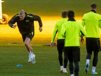 Steht wieder im Kader des BVB: Top-Stürmer Erling Haaland (l). Steht wieder im Kader des BVB: Top-Stürmer Erling Haaland (l).
