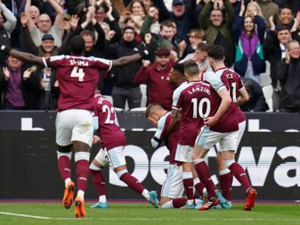 West-Ham-Profi Andrej Jarmolenko (M) fiel nach seinem Tor zum 1:0 auf die Knie. West-Ham-Profi Andrej Jarmolenko (M) fiel nach seinem Tor zum 1:0 auf die Knie.