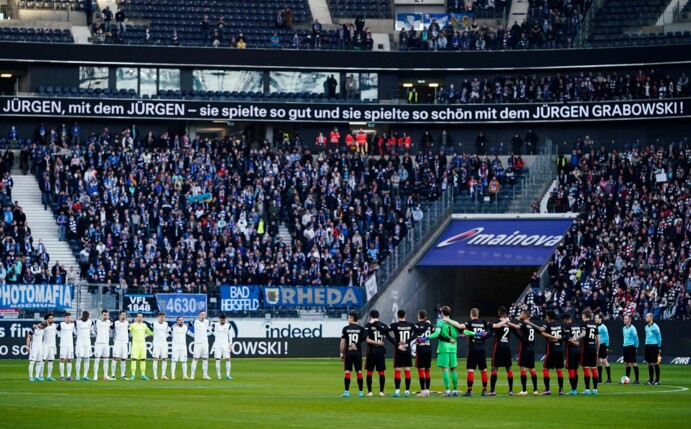 Die Frankfurter und Bochumer Spieler gedenken vor dem Spiel der verstorbenen Eintracht-Legende Jürgen Grabowski.