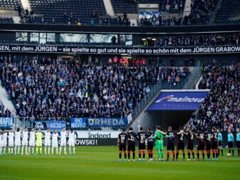 Die Frankfurter und Bochumer Spieler gedenken vor dem Spiel der verstorbenen Eintracht-Legende Jürgen Grabowski. Die Frankfurter und Bochumer Spieler gedenken vor dem Spiel der verstorbenen Eintracht-Legende Jürgen Grabowski.