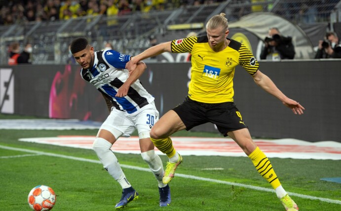 Erling Haaland (r) konnte nach siebenwöchiger Zwangspause wieder für den BVB auflaufen.
