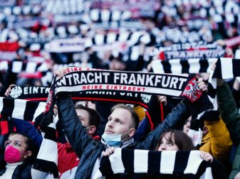 Frankfurt hofft für das Rückspiel gegen Betis Sevilla auf mehr als die derzeit zugelassenen 25.000 Zuschauer. Frankfurt hofft für das Rückspiel gegen Betis Sevilla auf mehr als die derzeit zugelassenen 25.000 Zuschauer.