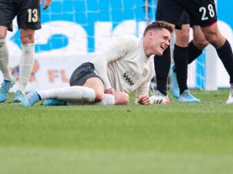 Leverkusens Florian Wirtz hat sich im Derby gegen Köln das Kreuzband gerissen. Leverkusens Florian Wirtz hat sich im Derby gegen Köln das Kreuzband gerissen.