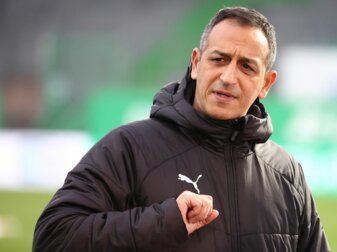 Der Fürther Sportdirektor Rachid Azzouzi plant mit Trainer Stefan Leitl für die neue Saison. Der Fürther Sportdirektor Rachid Azzouzi plant mit Trainer Stefan Leitl für die neue Saison.