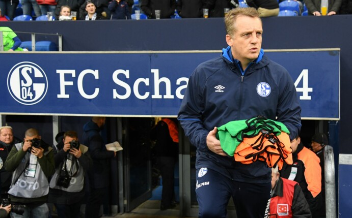 Mike Büskens kommt vor einem Spiel auf den Platz.